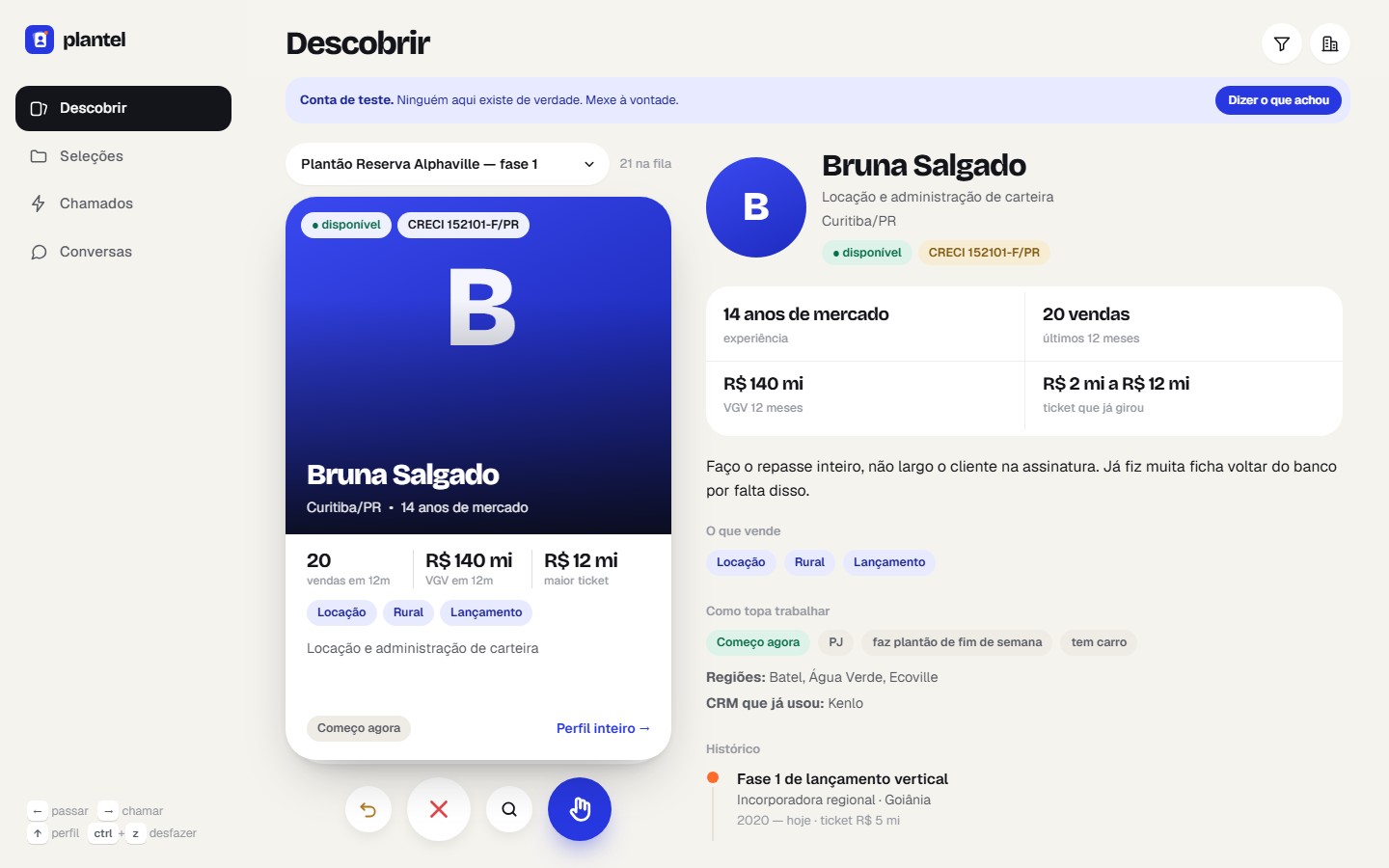 Tela do Plantel no computador: o cartão do corretor à esquerda e o perfil completo à direita